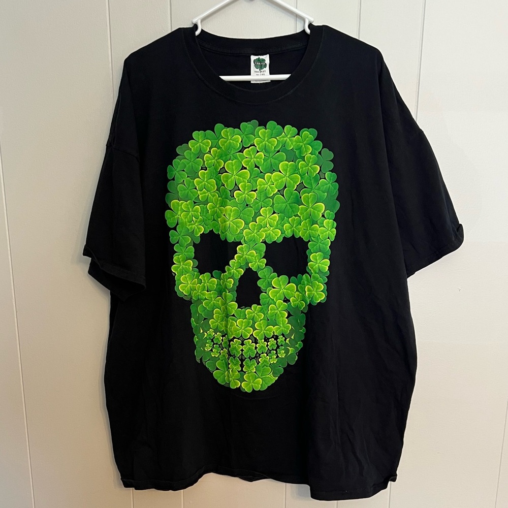 Lucky tee shirt skull made out of shamrocks size XXL‎